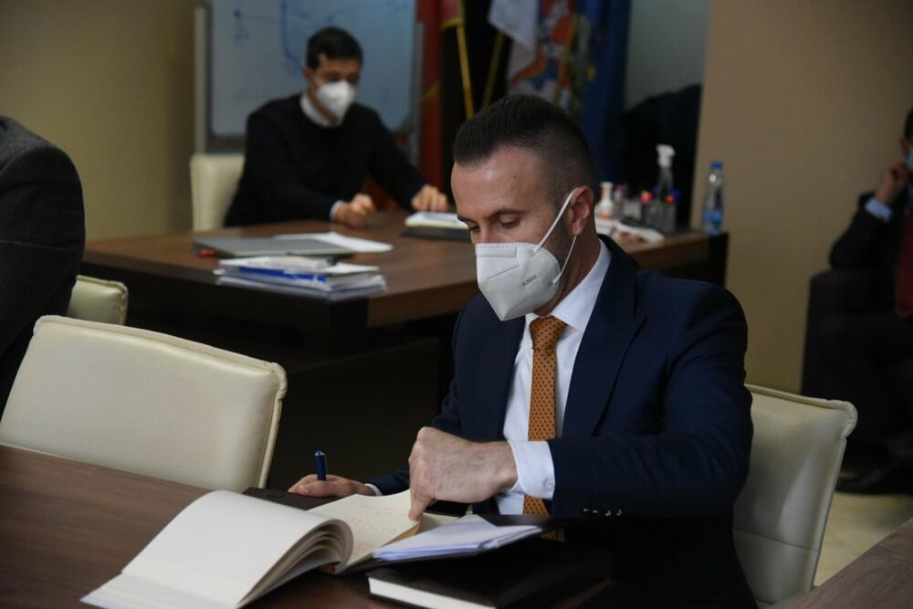 <p>Radunović je kazao da će nova skupštinska većina "pristupiti zakonskom rješenju koje će omogućiti da rukovodeći kadrovi po upravama i institucijama, preduzećima i ministarstvima ispod nivoa državnog sekretara, ponovo prođu vrstu reizbora"</p>