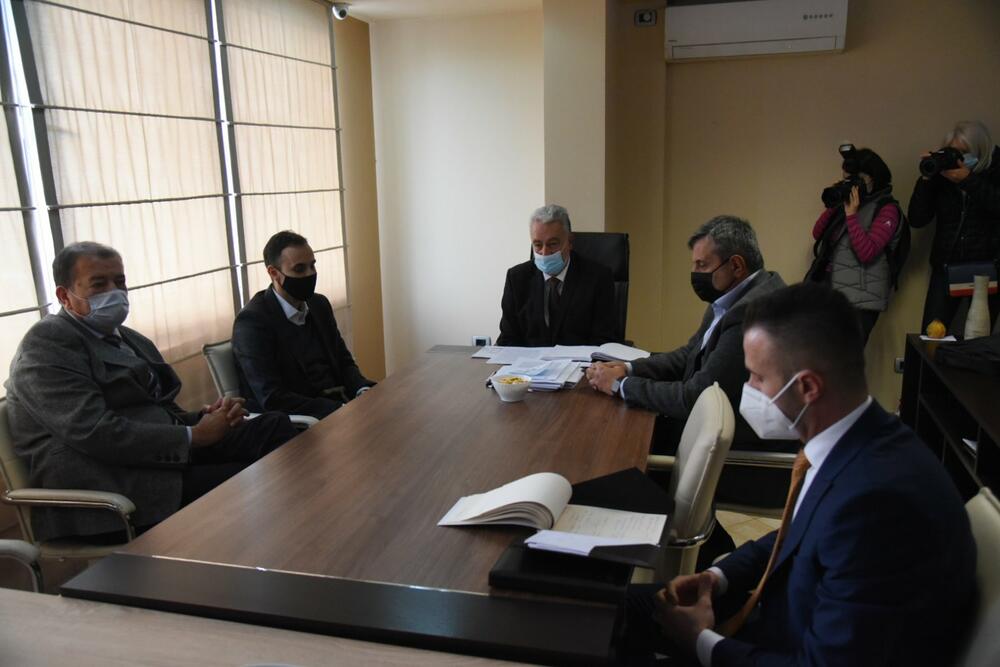 <p>Radunović je kazao da će nova skupštinska većina "pristupiti zakonskom rješenju koje će omogućiti da rukovodeći kadrovi po upravama i institucijama, preduzećima i ministarstvima ispod nivoa državnog sekretara, ponovo prođu vrstu reizbora"</p>