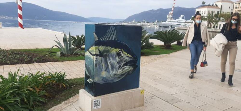 <p>"TransformaTivat“ je priređen u sklopu manifestacije „Novembarski dani“ koja se održava u čast 21.novembra – Dana Opštine Tivat. Ovaj projekat koji je ideja tivatske Turističke organizacije, akcenat je stavio na lokalnu zajednicu i poboljšanje vizuelne estetike u susjedstvu<br /> </p>