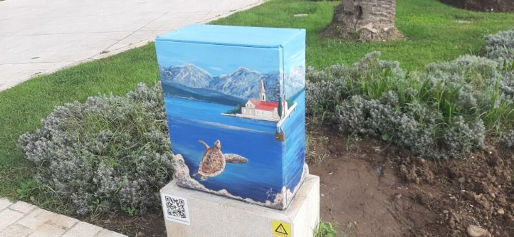 <p>"TransformaTivat“ je priređen u sklopu manifestacije „Novembarski dani“ koja se održava u čast 21.novembra – Dana Opštine Tivat. Ovaj projekat koji je ideja tivatske Turističke organizacije, akcenat je stavio na lokalnu zajednicu i poboljšanje vizuelne estetike u susjedstvu<br /> </p>