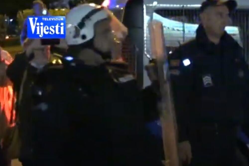 Sa protesta protiv hapšenja Joanikija i sveštenika, Foto: Screenshot/TV Vijesti