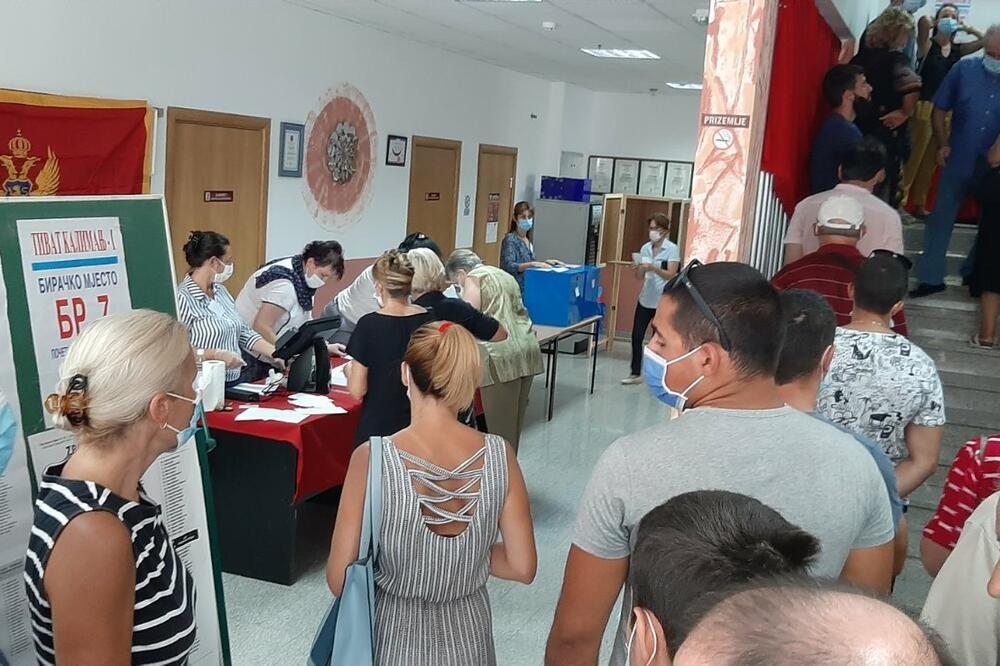Sa jednog od biračkih mjesta u Tivtu, Foto: Siniša Luković