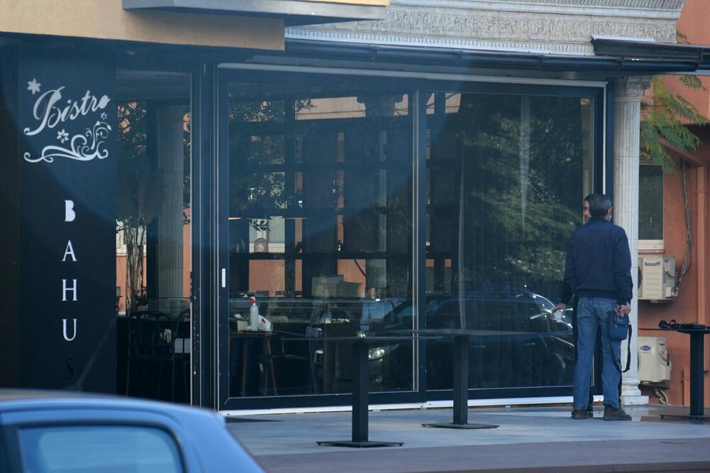 Danas ispred Bahusa, Foto: Boris Pejović