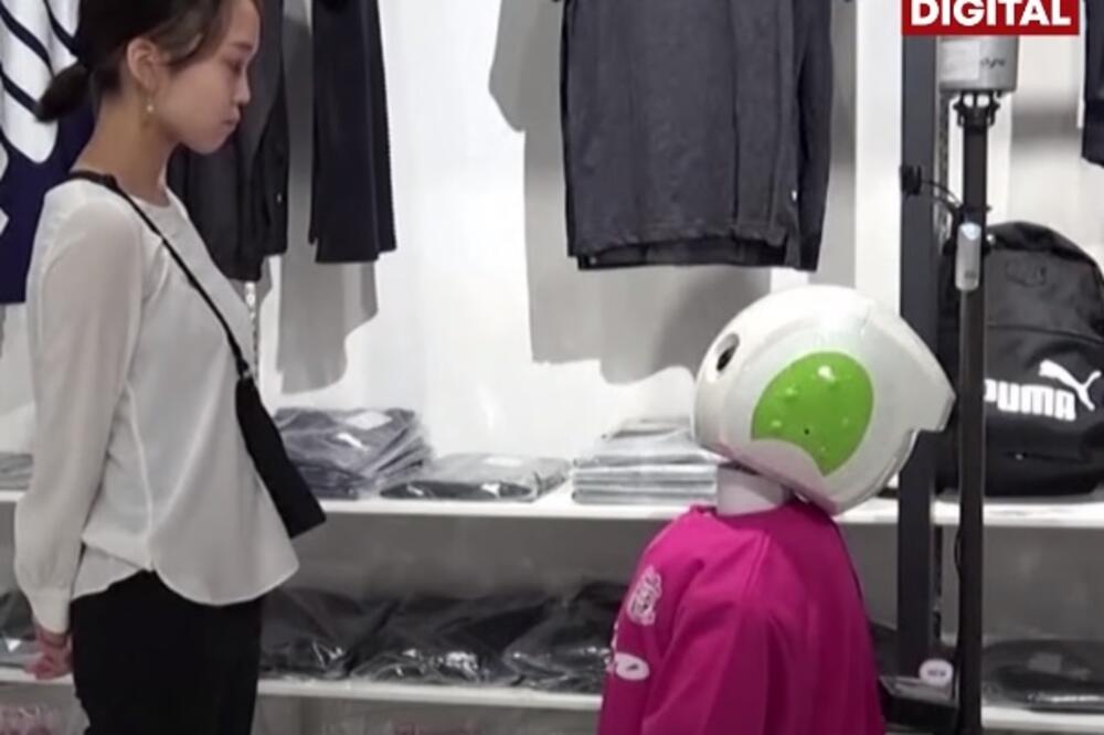 Robot traži od djevojke koja nije nosila masku da je stavi, Foto: Screenshot/Youtube
