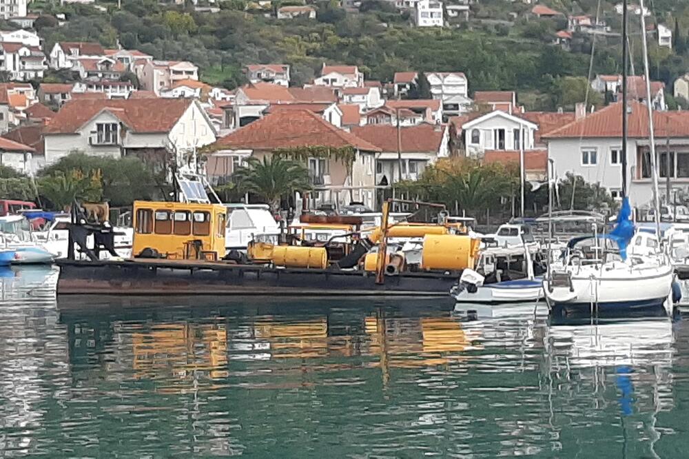 Bager zauzima mjesto za osam barki Tivćana, Foto: Siniša Luković