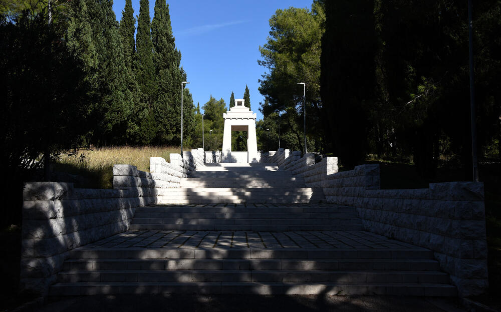 <p>"Spomenik Partizanu borcu za mene je svetinja. To je svetionik slobode, patriotizma i junaštva", istakao je Veljko za "Vijesti" pričajući o junaštvu njegovog rođaka -narodonog heroja Sima Barovića, jednog od 97 koji počivaju u kripti spomen-mauzoleja na Gorici</p>