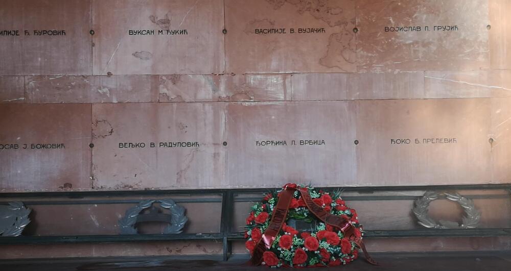 <p>"Spomenik Partizanu borcu za mene je svetinja. To je svetionik slobode, patriotizma i junaštva", istakao je Veljko za "Vijesti" pričajući o junaštvu njegovog rođaka -narodonog heroja Sima Barovića, jednog od 97 koji počivaju u kripti spomen-mauzoleja na Gorici</p>