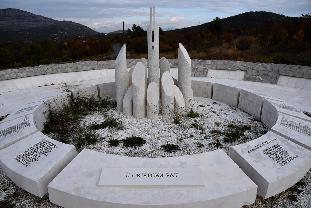 Tri odvojene cjeline za svaki od ratova sa uklesanim imenima palih junaka