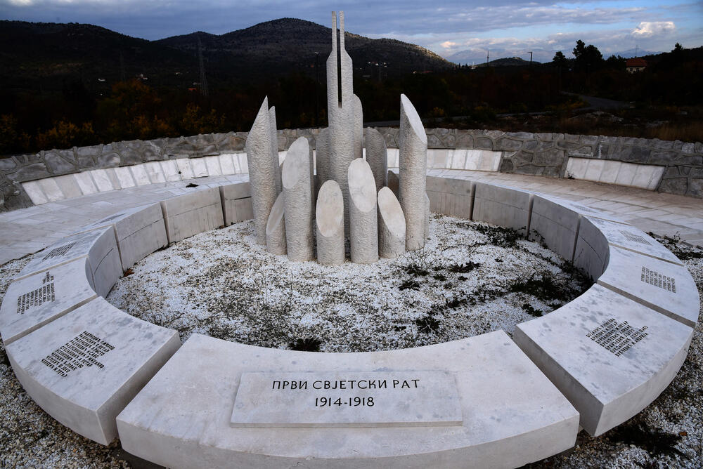 <p>Spomenik na Barutani, petnaestak kilometara od centra Podgorice, mnogima je nepoznat, iako je riječ o jednom od najvećih obilježja u Crnoj Gori, posvećenom rodoljubima stradalim u Balkanskim ratovima, te Prvom i Drugom svjetskom ratu</p>