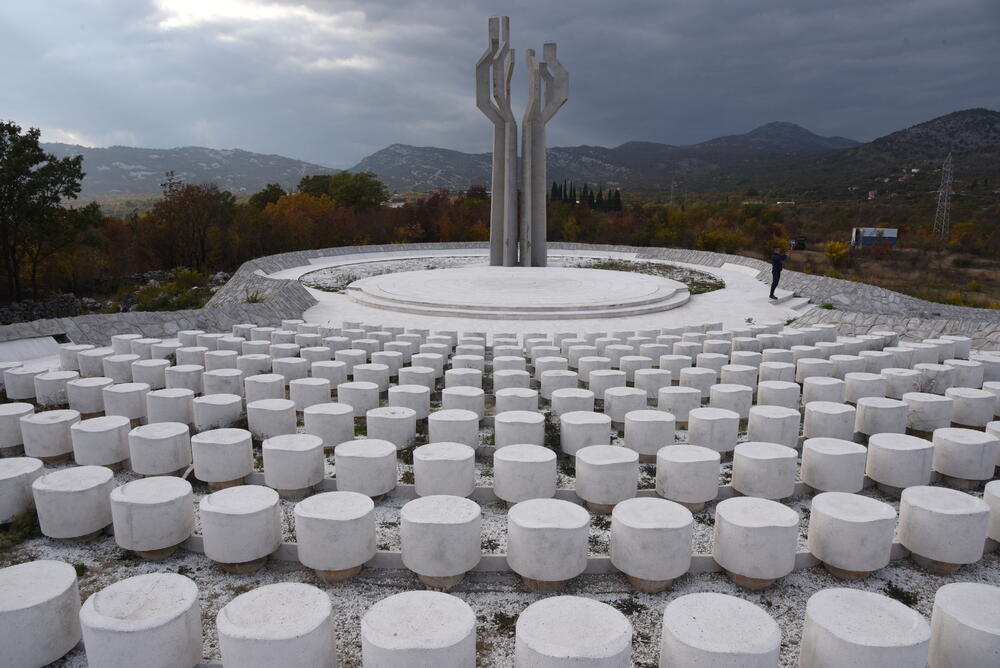 <p>Spomenik na Barutani, petnaestak kilometara od centra Podgorice, mnogima je nepoznat, iako je riječ o jednom od najvećih obilježja u Crnoj Gori, posvećenom rodoljubima stradalim u Balkanskim ratovima, te Prvom i Drugom svjetskom ratu</p>
