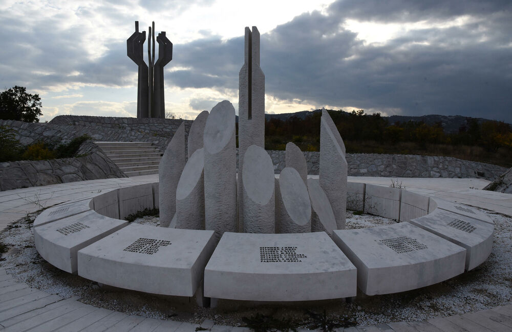 <p>Spomenik na Barutani, petnaestak kilometara od centra Podgorice, mnogima je nepoznat, iako je riječ o jednom od najvećih obilježja u Crnoj Gori, posvećenom rodoljubima stradalim u Balkanskim ratovima, te Prvom i Drugom svjetskom ratu</p>
