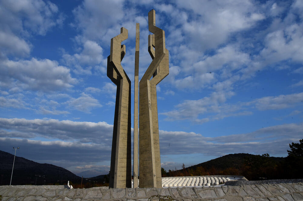 <p>Spomenik na Barutani, petnaestak kilometara od centra Podgorice, mnogima je nepoznat, iako je riječ o jednom od najvećih obilježja u Crnoj Gori, posvećenom rodoljubima stradalim u Balkanskim ratovima, te Prvom i Drugom svjetskom ratu</p>