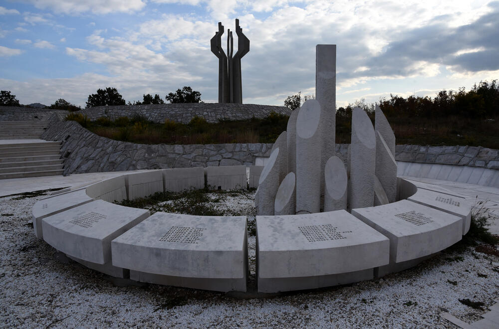 <p>Spomenik na Barutani, petnaestak kilometara od centra Podgorice, mnogima je nepoznat, iako je riječ o jednom od najvećih obilježja u Crnoj Gori, posvećenom rodoljubima stradalim u Balkanskim ratovima, te Prvom i Drugom svjetskom ratu</p>