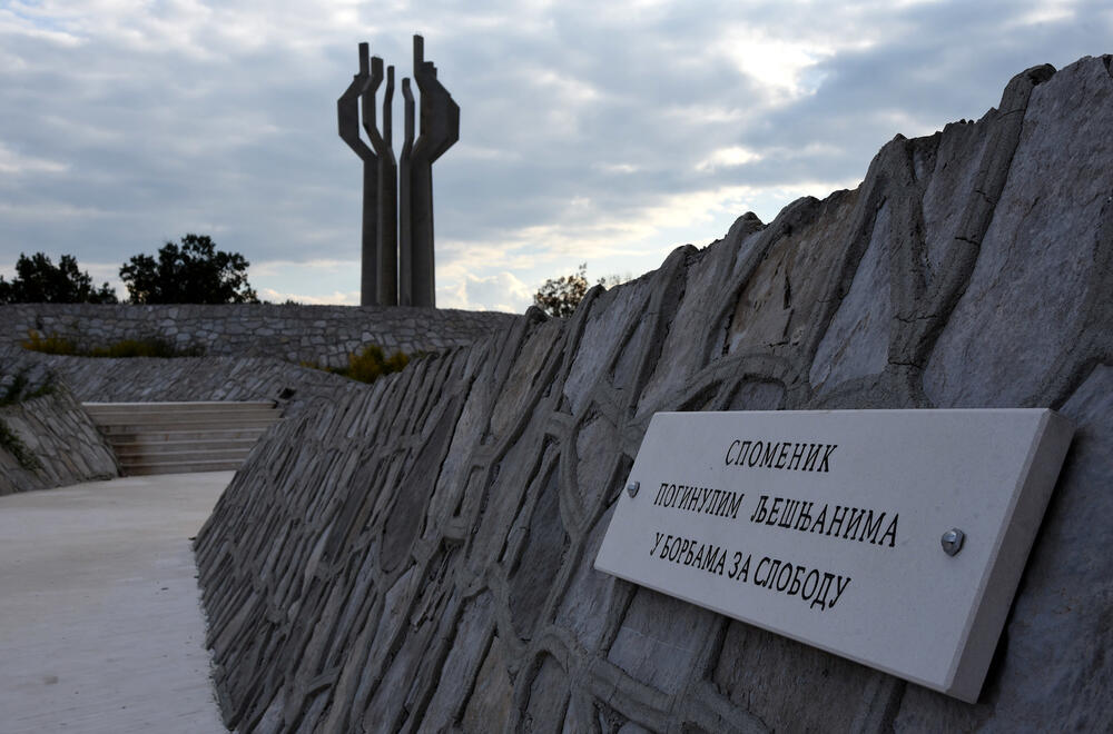 <p>Spomenik na Barutani, petnaestak kilometara od centra Podgorice, mnogima je nepoznat, iako je riječ o jednom od najvećih obilježja u Crnoj Gori, posvećenom rodoljubima stradalim u Balkanskim ratovima, te Prvom i Drugom svjetskom ratu</p>