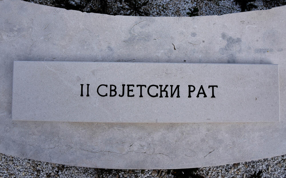 <p>Spomenik na Barutani, petnaestak kilometara od centra Podgorice, mnogima je nepoznat, iako je riječ o jednom od najvećih obilježja u Crnoj Gori, posvećenom rodoljubima stradalim u Balkanskim ratovima, te Prvom i Drugom svjetskom ratu</p>