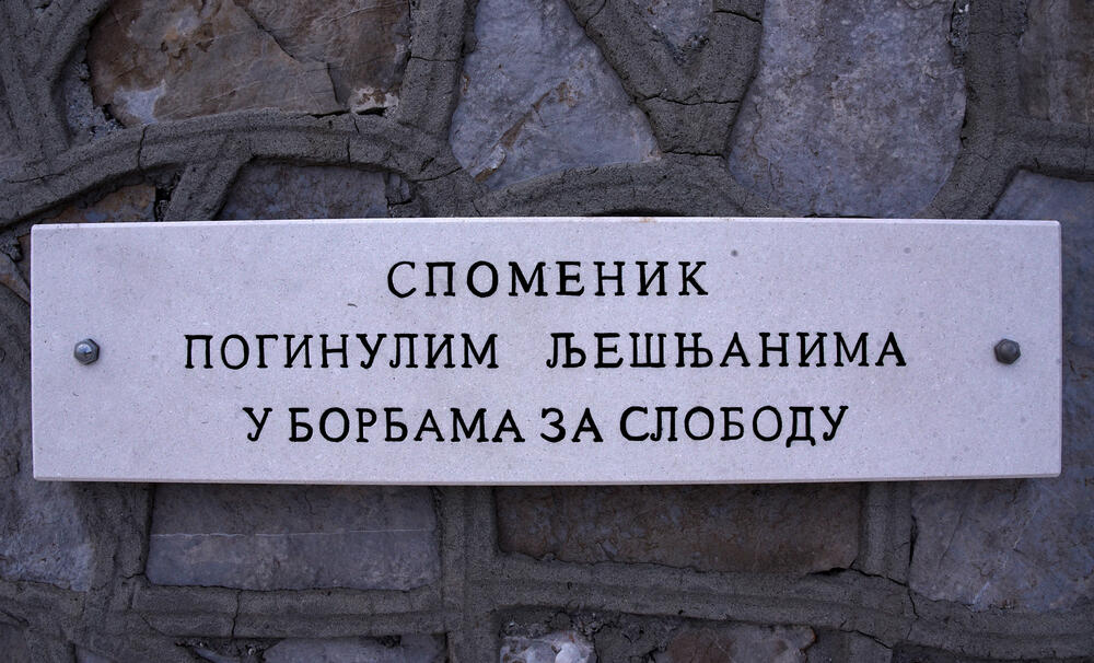 <p>Spomenik na Barutani, petnaestak kilometara od centra Podgorice, mnogima je nepoznat, iako je riječ o jednom od najvećih obilježja u Crnoj Gori, posvećenom rodoljubima stradalim u Balkanskim ratovima, te Prvom i Drugom svjetskom ratu</p>