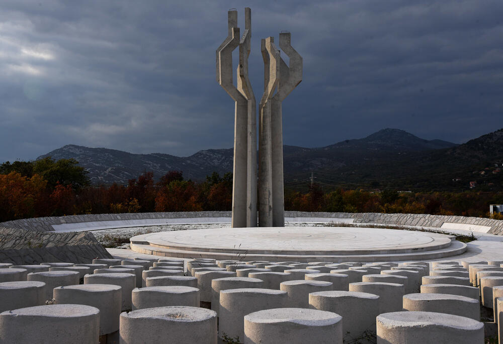 <p>Spomenik na Barutani, petnaestak kilometara od centra Podgorice, mnogima je nepoznat, iako je riječ o jednom od najvećih obilježja u Crnoj Gori, posvećenom rodoljubima stradalim u Balkanskim ratovima, te Prvom i Drugom svjetskom ratu</p>