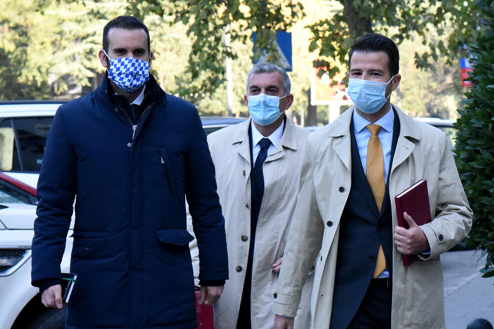 Milatović (desno) u društvu kandidata za ministra finansija i socijalnog staranja Milojka Spajića i kandidata za ministra kapitalnih investicija Mladena Bojanića, Foto: Savo Prelević