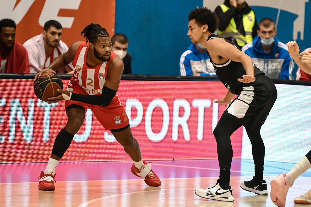 Odličan protiv bivšeg kluba: Kori Volden u duelu sa Markusom Pejdžom, Foto: KK Partizan