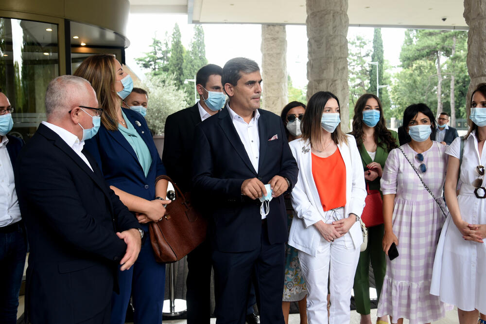 Iz Bošnjačke stranke nisu htjeli da komentarišu zamjerke i najave: Funkcioneri BS prilikom predaje izborne liste, Foto: Boris Pejović