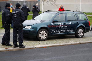 Autom u kapiju ispred kabineta Merkel: "Vi, proklete ubice djece i...