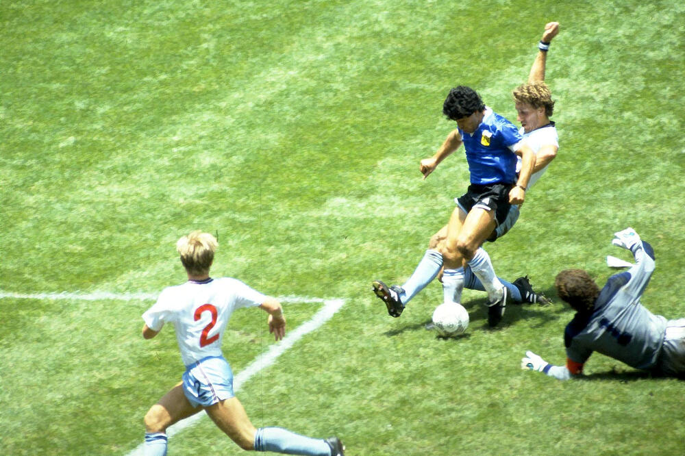 Maradona postiže gol protiv Engleske, Foto: Reuters