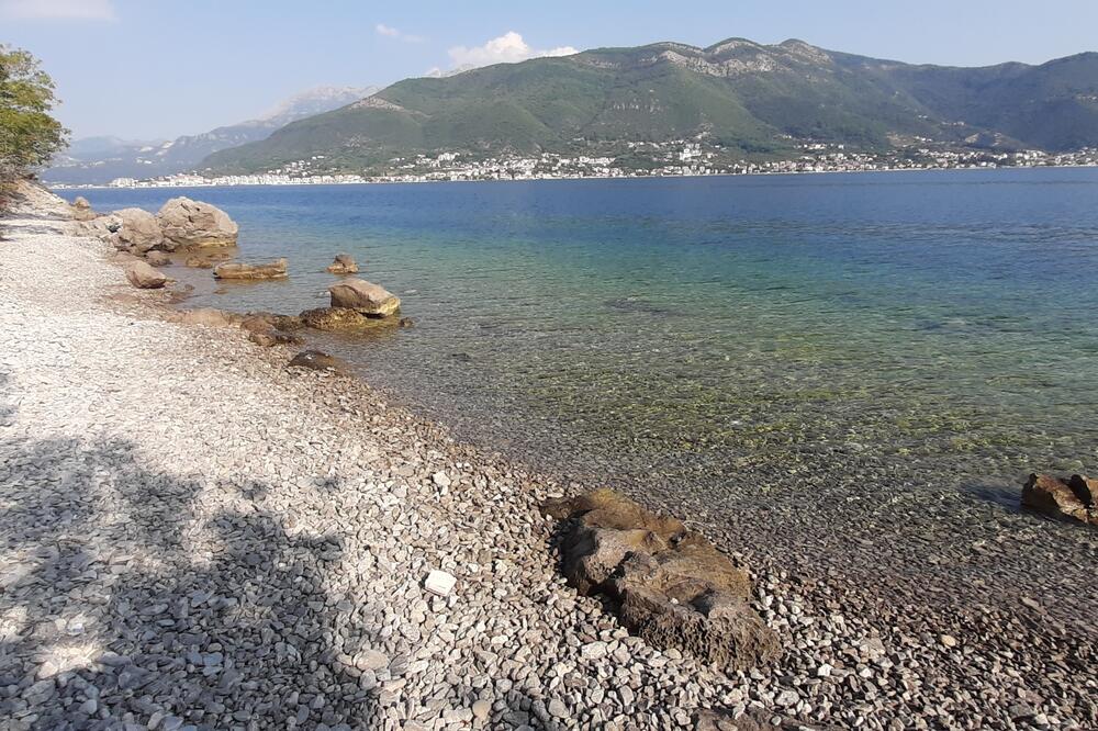 a jedne od nezakupljenih plaža u Tivtu, Foto: Siniša Luković