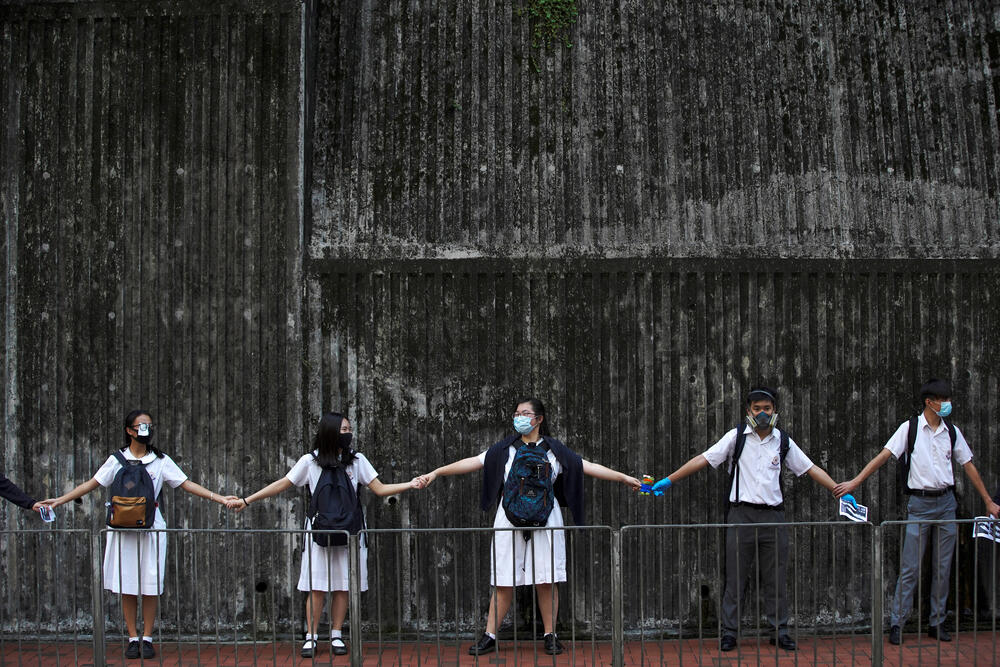 Učenici srednje škole na protestima u Hong Kongu u septembru prošle godine, Foto: Reuters