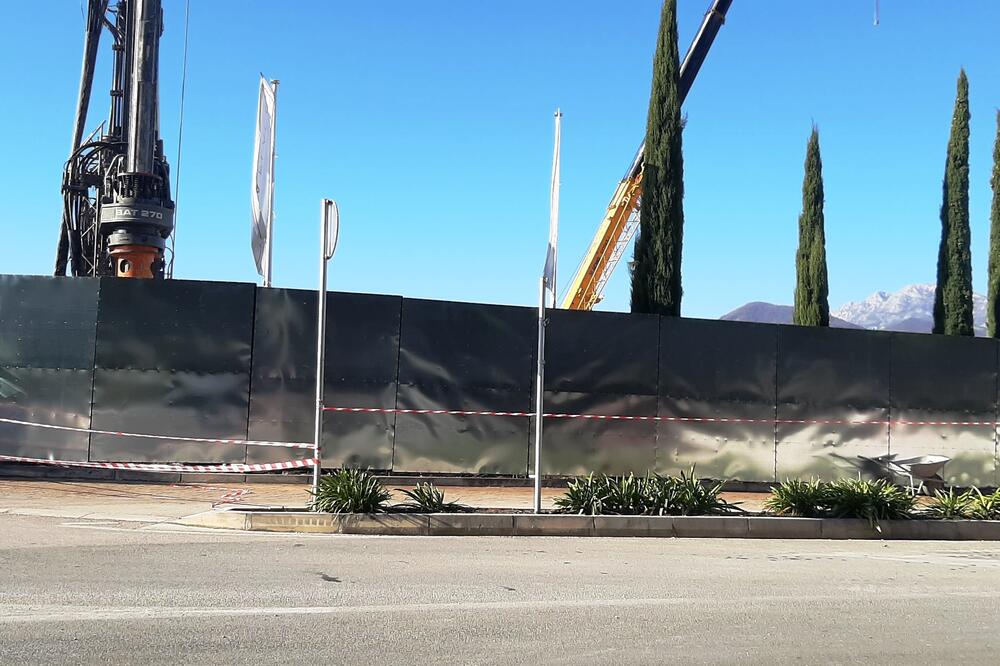 Zatvoren jedini trotoar i staza do škole, Foto: Siniša Luković