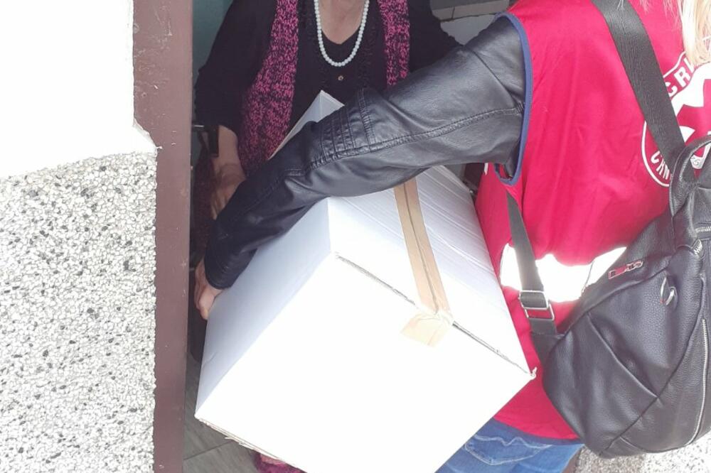 Uručivanje pomoći, Foto: CK Pljevlja