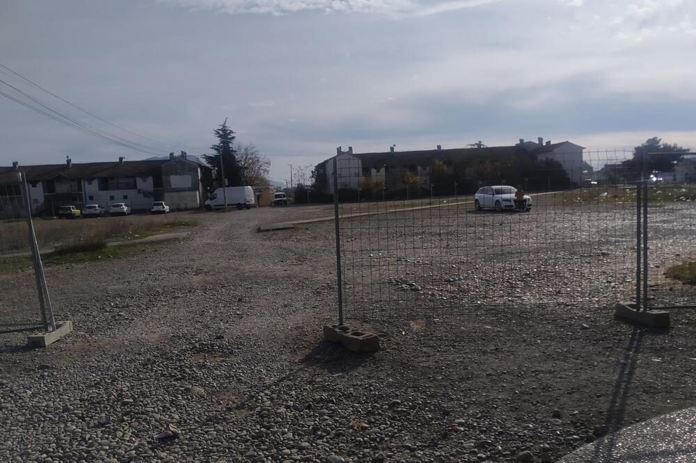 Ograđena parcela na kojoj će se graditi stanovi za raseljene, Foto: Borko Ždero