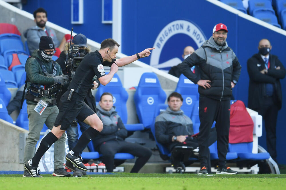 Sudija Stjuart Atvel pokazuje na bijelu tačku, Jirgen Klop gleda sa kiselim osmjehom, Foto: Reuters