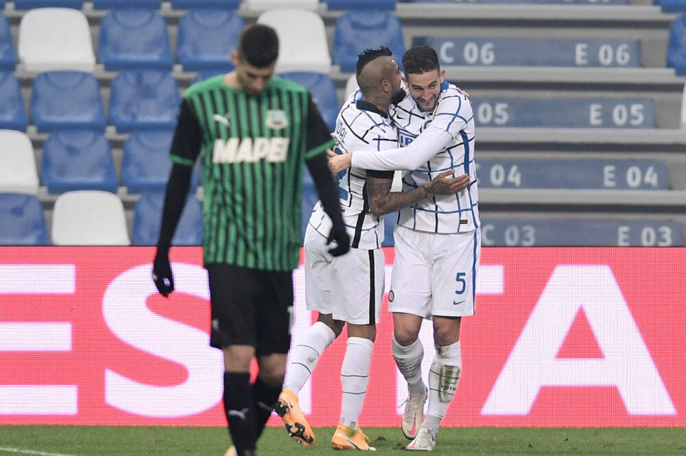 Roberto Galjardini slavi treći gol sa Arturom Vidalom, Foto: Reuters
