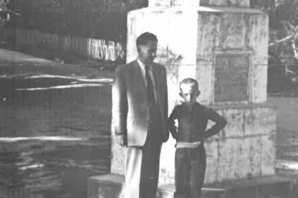 Milovan Đilas i njegov sin ispred spomenika Aleksi Beću Đilasu
