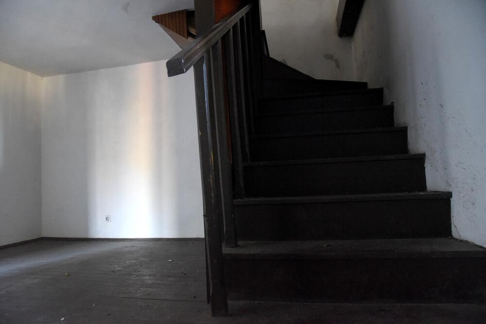 Stepenice koje vode do soba na spratu 