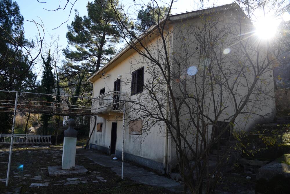 <p>Kuća narodnog heroja, prvog posljeratnog predsjednika Vlade Crne Gore, istaknutog revolucionara Blaža Jovanovića u katastrofalnom stanju</p>