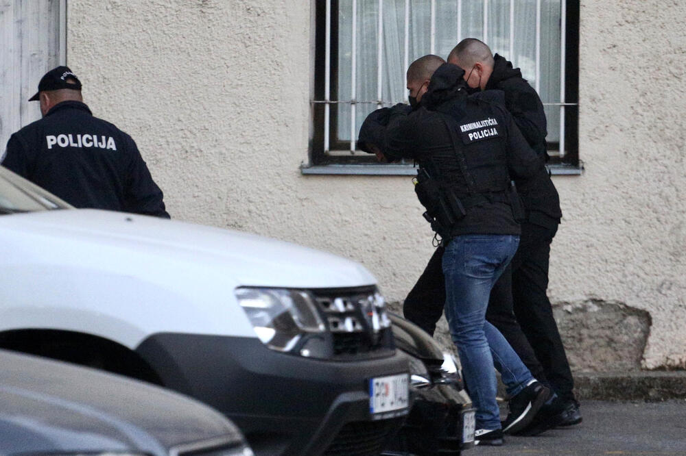 Policajci sprovode Jovanovića na sasušanje, Foto: Boris Pejović