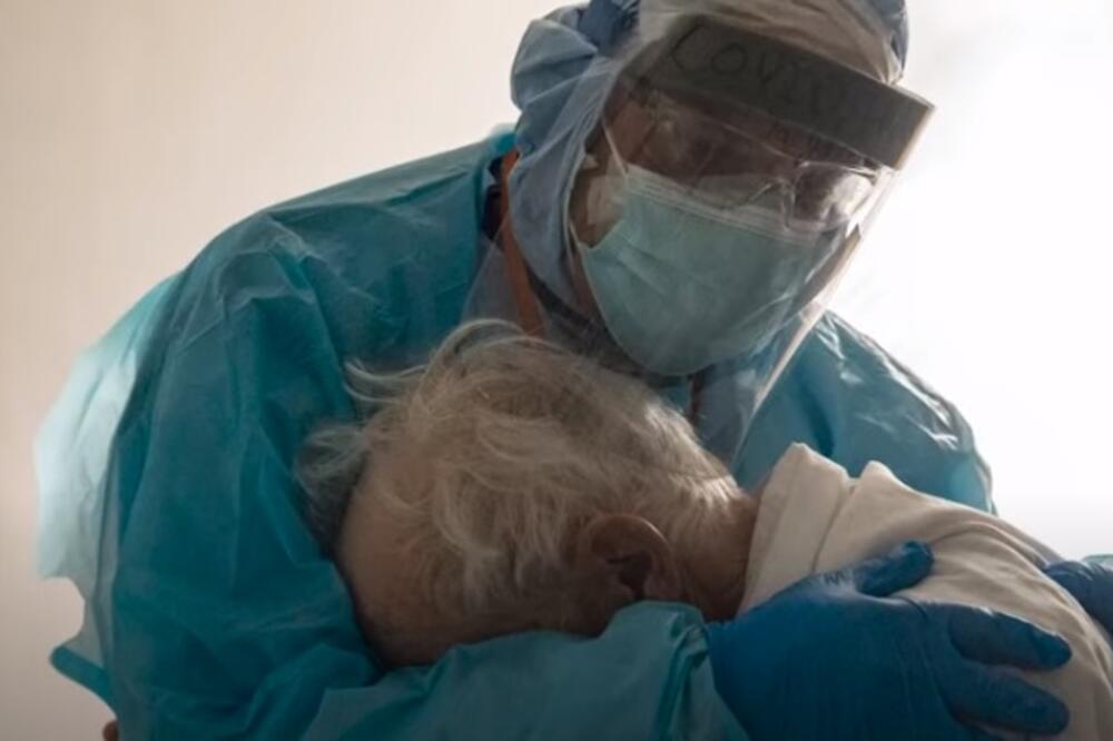 Ljekar grli pacijenta oboljelog od korone, Foto: Screenshot/Youtube