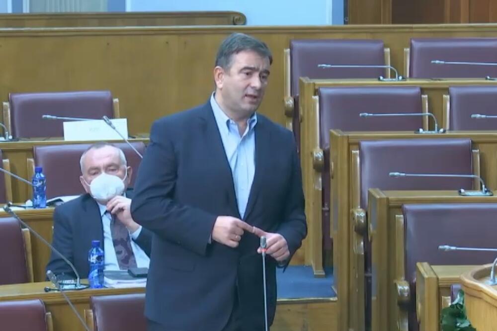Medojević govori u Skupštini, Radulović sjedi iza njega, Foto: Screenshot
