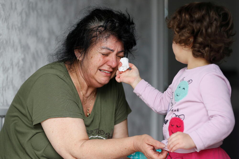 Ajša Mehmet, čija je ćerka umrla od kovida-19, sa unukom u Enfildu u Engleskoj, Foto: Reuters