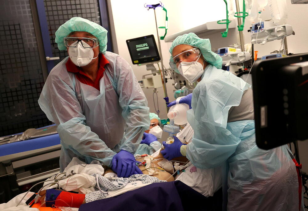 Reanimacija pacijenta tokom pripreme za transport u izolaciju u njemačkom gradu Hanau