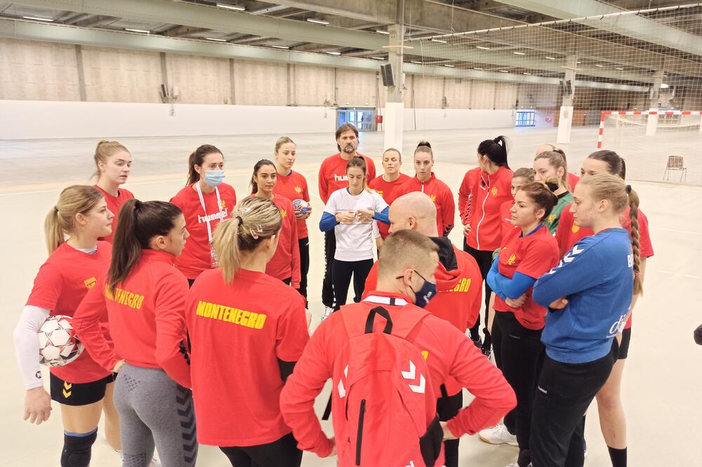 Rukometašice Crne Gore pred jučerašnji trening u hangaru najvećeg sajma u Danskoj, Foto: RSCG