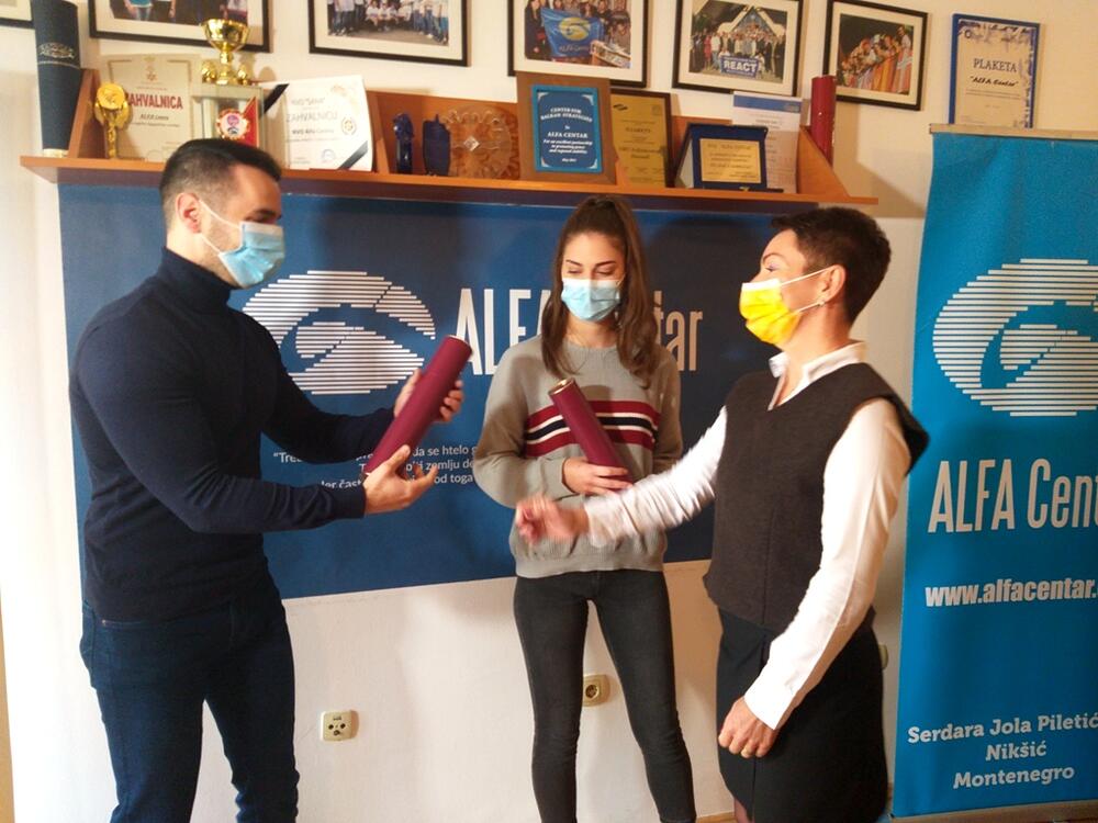 <p>Dodijeljene su i tri specijalne nagrade – nevladinom udruženju „Putevima predaka“, članu volonterskog kluba „Alfa centra“, Jovu Radoviću, i volonterima opštinske organizacije Crvenog krsta Nikšić</p>