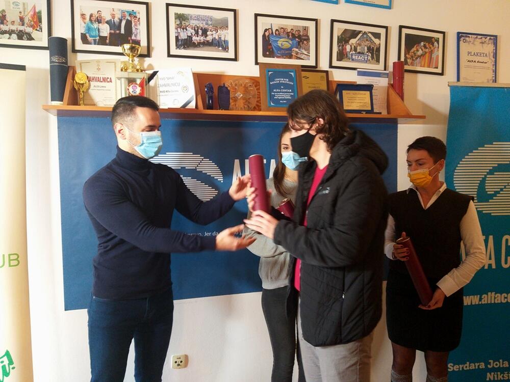 <p>Dodijeljene su i tri specijalne nagrade – nevladinom udruženju „Putevima predaka“, članu volonterskog kluba „Alfa centra“, Jovu Radoviću, i volonterima opštinske organizacije Crvenog krsta Nikšić</p>