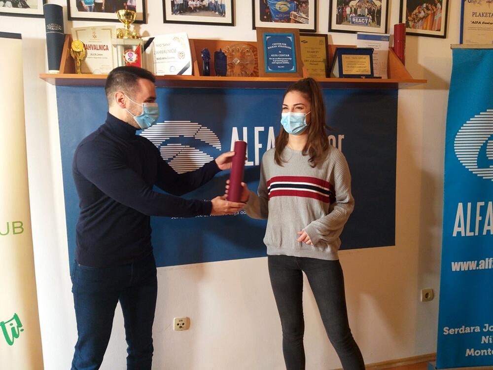 <p>Dodijeljene su i tri specijalne nagrade – nevladinom udruženju „Putevima predaka“, članu volonterskog kluba „Alfa centra“, Jovu Radoviću, i volonterima opštinske organizacije Crvenog krsta Nikšić</p>