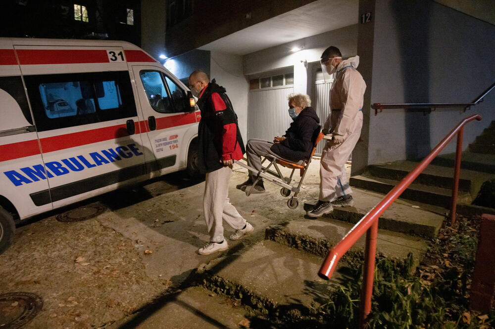 Medicinski radnici transportuju pacijenta zaraženog koronavirusom u Beogradu, Foto: Reuters