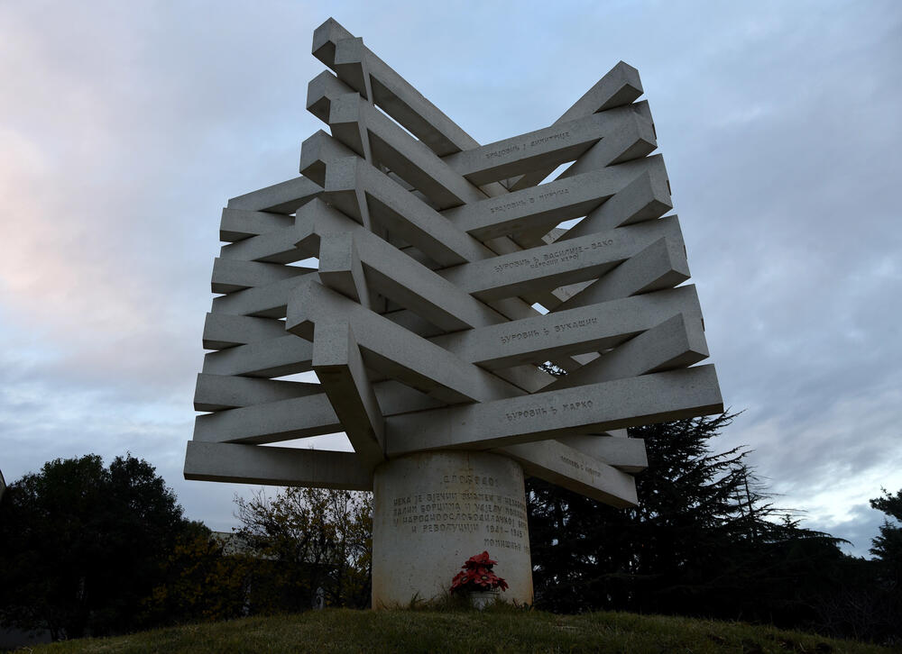 <p>Vidljivi djelovi spomenika izgrađeni su, kako je objasnio Markuš, od bijelog armiranog natur-betona (bijeli cement sa bijelim aranđelovačkim mermerom - šalovanog u blažujci)</p>