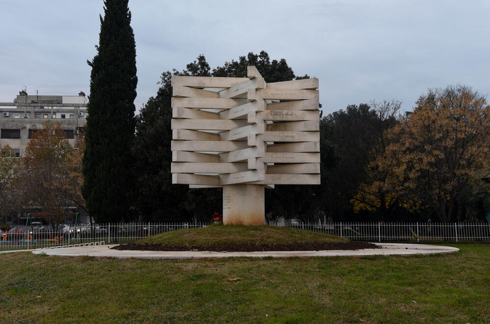 <p>Vidljivi djelovi spomenika izgrađeni su, kako je objasnio Markuš, od bijelog armiranog natur-betona (bijeli cement sa bijelim aranđelovačkim mermerom - šalovanog u blažujci)</p>