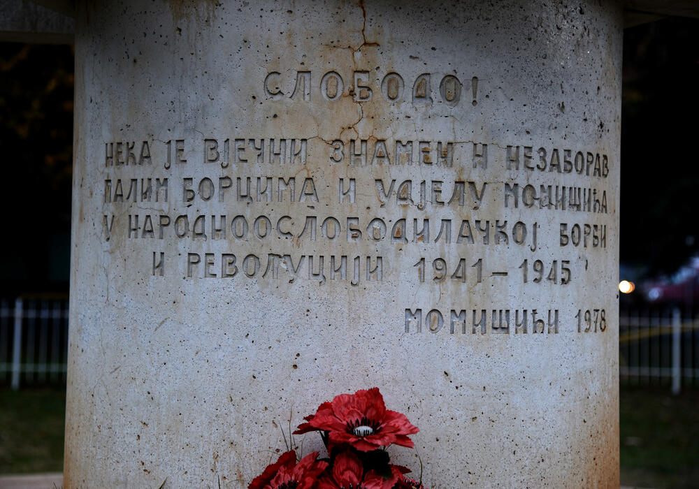 <p>Vidljivi djelovi spomenika izgrađeni su, kako je objasnio Markuš, od bijelog armiranog natur-betona (bijeli cement sa bijelim aranđelovačkim mermerom - šalovanog u blažujci)</p>