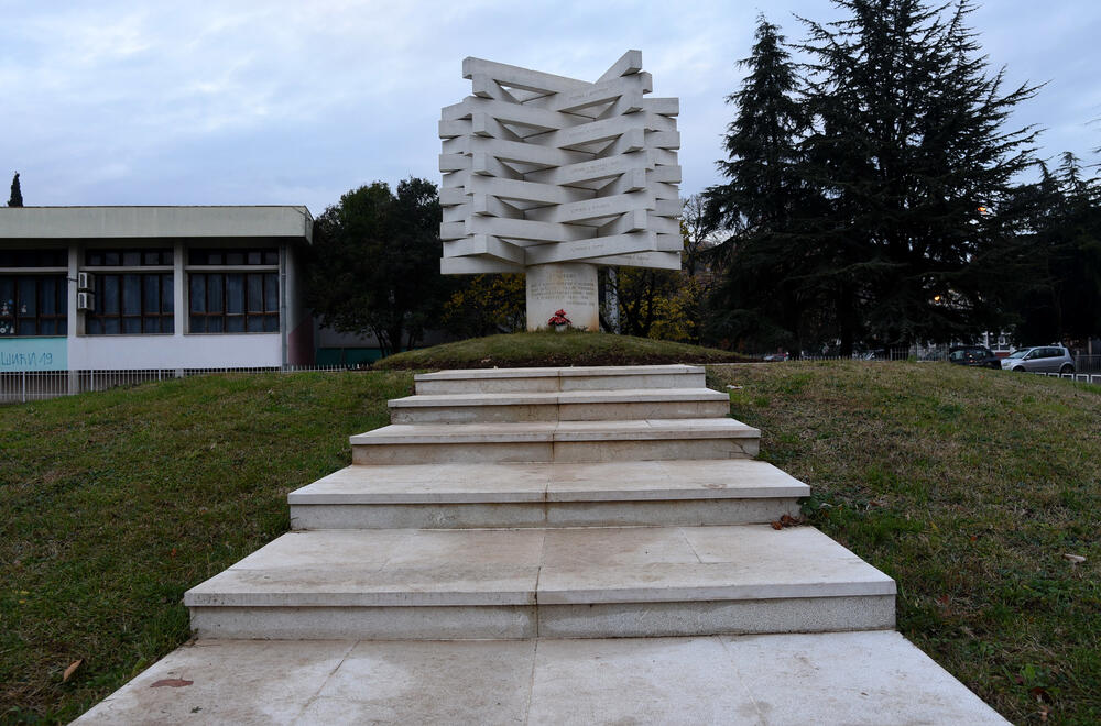 <p>Vidljivi djelovi spomenika izgrađeni su, kako je objasnio Markuš, od bijelog armiranog natur-betona (bijeli cement sa bijelim aranđelovačkim mermerom - šalovanog u blažujci)</p>